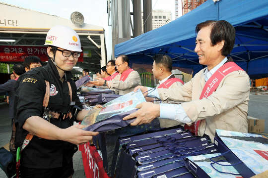 25일 오전, 노병용 롯데물산 대표가 롯데월드타워 현장 근로자들에게 추석 전물을 전달하고 있다.   롯데물산 제공